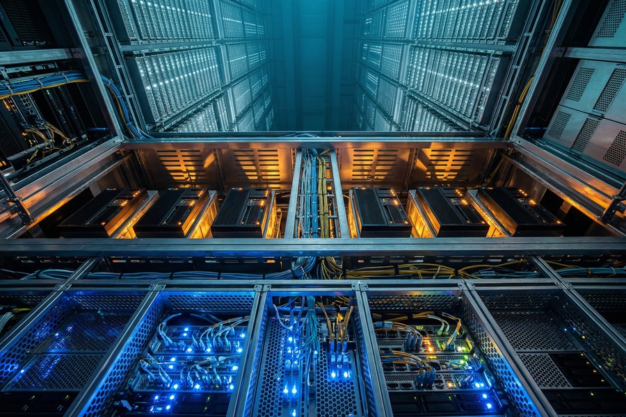 Diagram showing three-tier edge computing architecture from device to edge to cloud