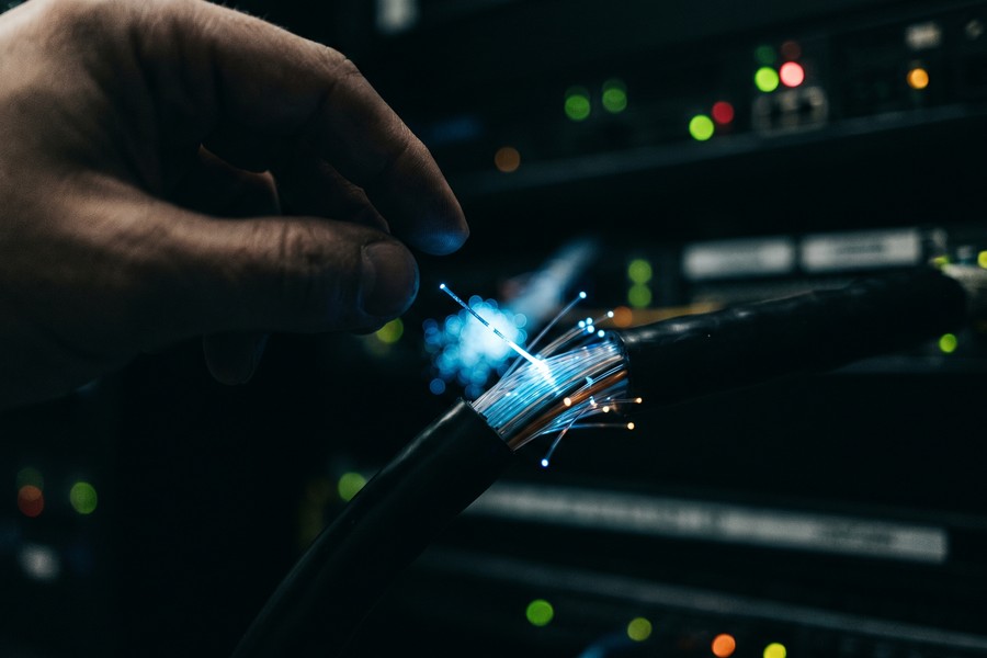 Gig worker securing laptop with VPN and password manager on public Wi-Fi
